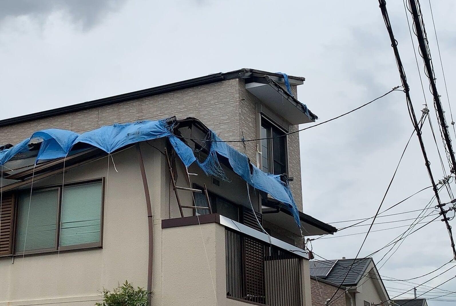 《真夏の夜に台風で停電…⁈》エアコンが止まる前に備えておくべき防災グッズ