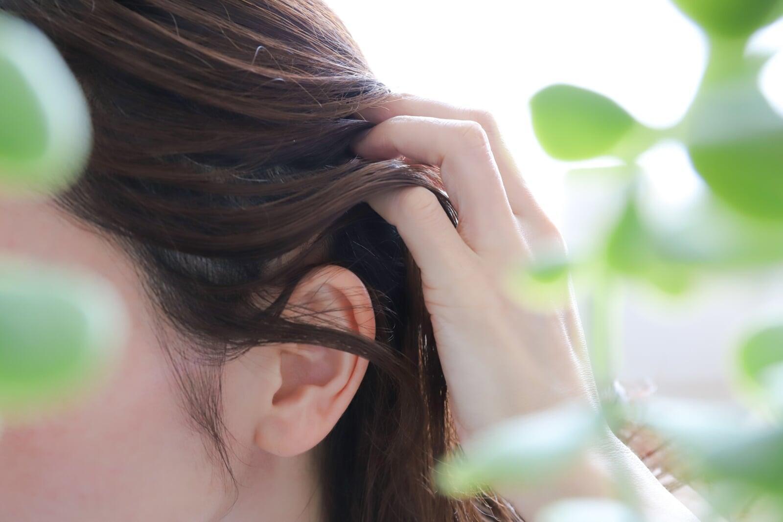 【女性の抜け毛対策】季節の変わり目に抜け毛が増えるのはなぜ？原因とケア方法を解説 