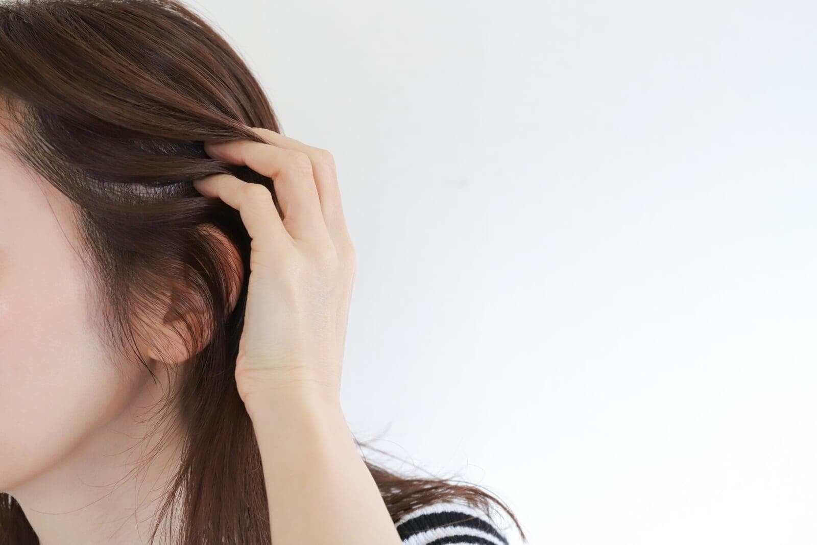 秋に抜け毛が増えるのはなぜ？地肌の乾燥対策｜ヘアケア・肌ケアのおすすめアイテム