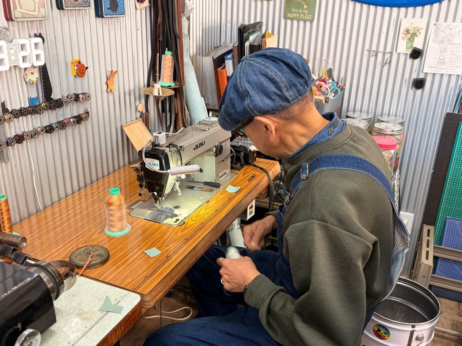  【連載｜この街で、続ける人】#1 ザッパ村の皮工房で、革と人をつなぐ。「M'sFACTORY」小田雅也さん 